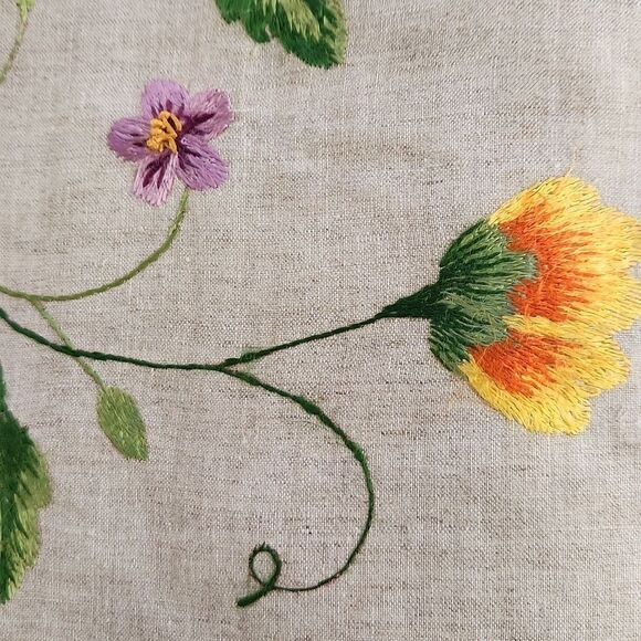 Vintage flower embroidered linen set of two pillow cases covers - Picture 4 of 7